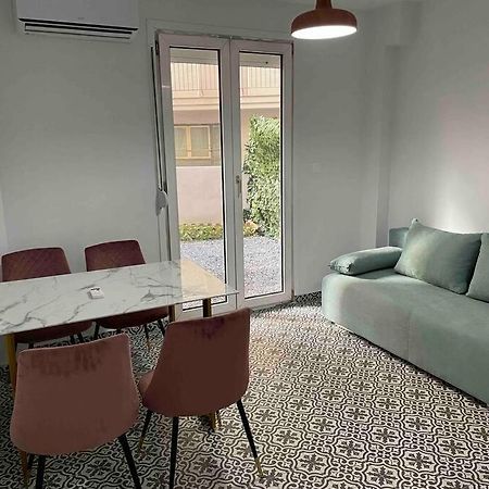 Family Apartment With Private Yard Next To Agios Dimitrios Church Szaloniki Kültér fotó