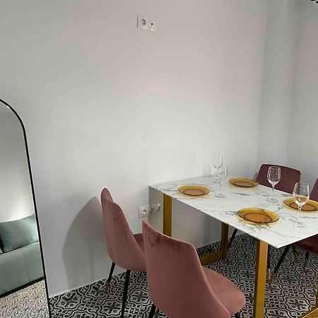 Family Apartment With Private Yard Next To Agios Dimitrios Church Szaloniki Kültér fotó