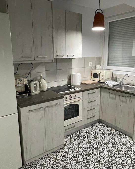 Family Apartment With Private Yard Next To Agios Dimitrios Church Szaloniki Kültér fotó