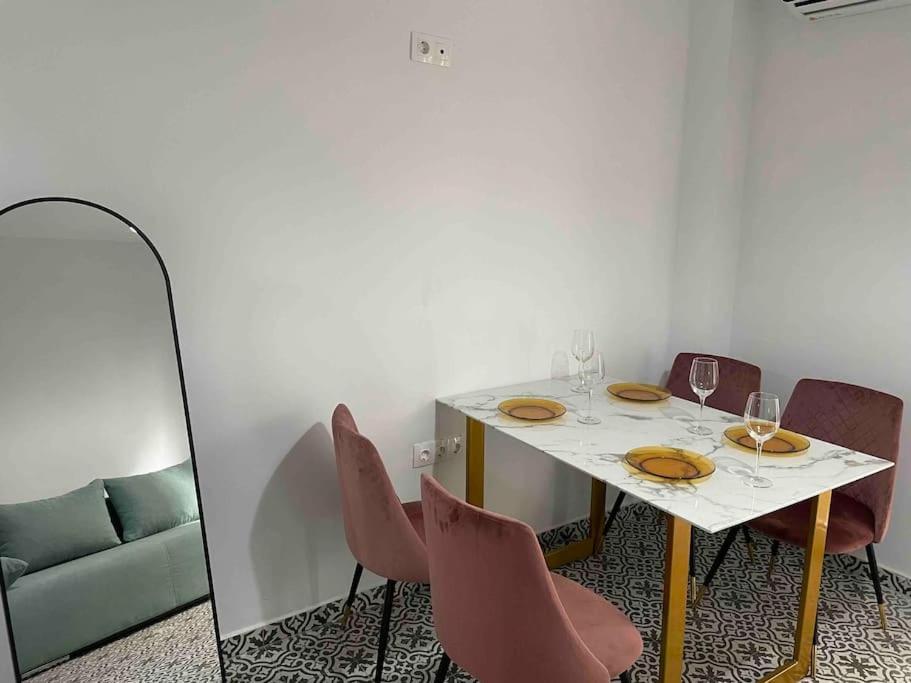 Family Apartment With Private Yard Next To Agios Dimitrios Church Szaloniki Kültér fotó