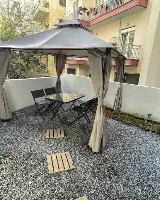 Family Apartment With Private Yard Next To Agios Dimitrios Church Szaloniki Kültér fotó